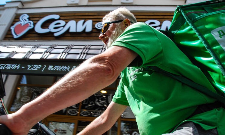 В пандемию пенсионер из Челябинска стал курьером. Когда сломался его велосипед, горожане собрали деньги