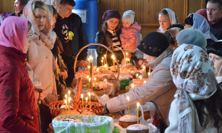 Люди идут ко Христу, и их корзинки со снедью — словно маленькие фонарики у Гроба на рассвете