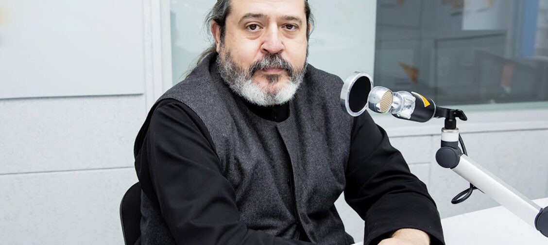 Венцы безбрачия, алая буква и курица над гробом. Протоиерей Виталий Шинкарь — о вере в чушь