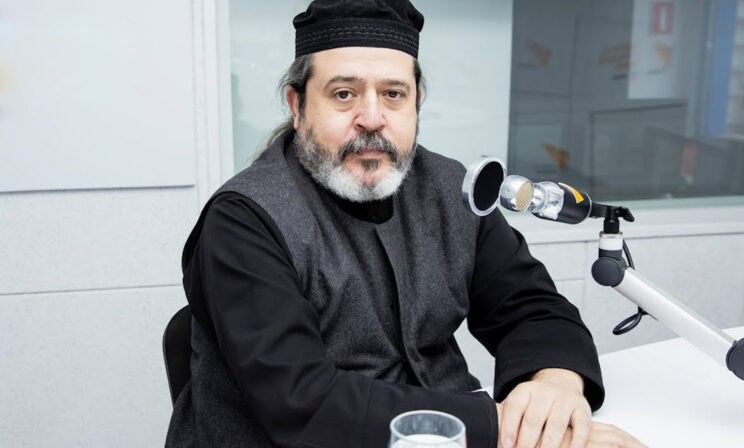 Венцы безбрачия, алая буква и курица над гробом. Протоиерей Виталий Шинкарь — о вере в чушь