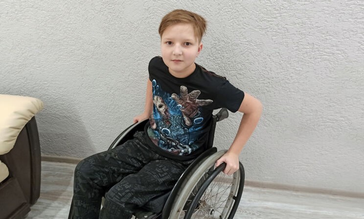 «Вот мы и съездили на море». После ДТП Ефим оказался в инвалидной коляске