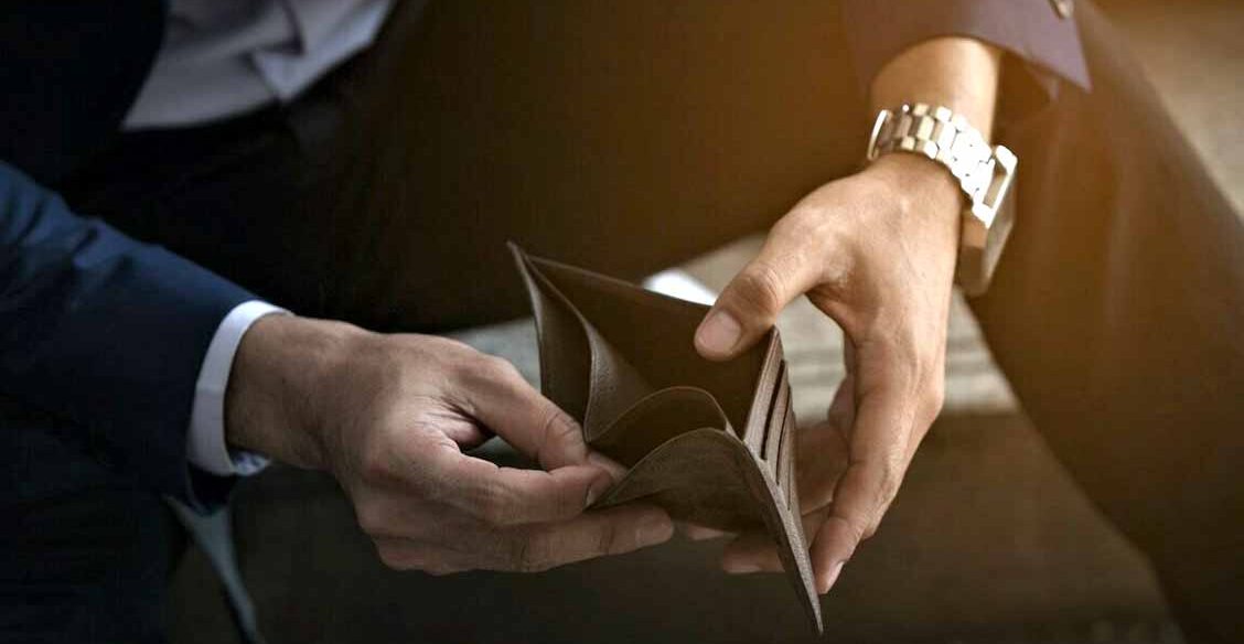 У меня кредиты, но платить нечем. Как объявить себя банкротом без суда?