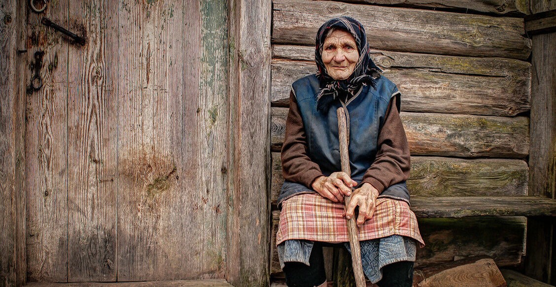 Огонь к домам подходит, а у бабушек — крестный ход