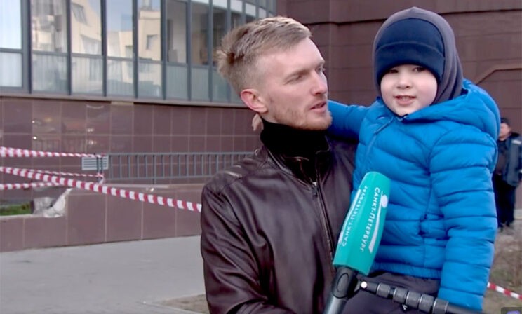 В Петербурге отец выдернул сына из-под колес автомобиля. Спустя секунду машина врезалась в дом
