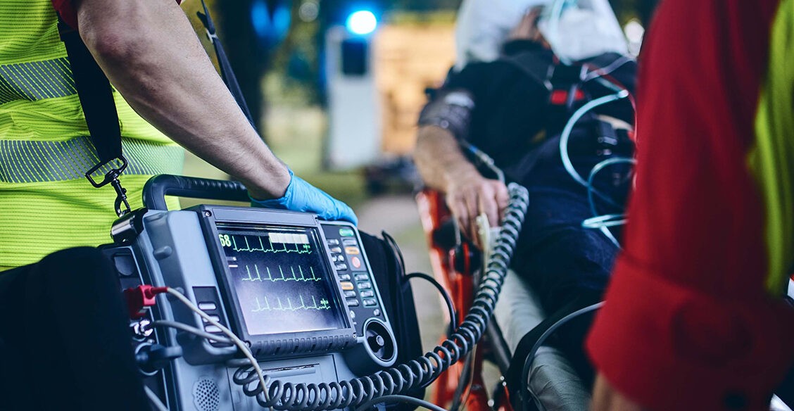 Должны ли врачи скорой ставить диагноз и лечить?