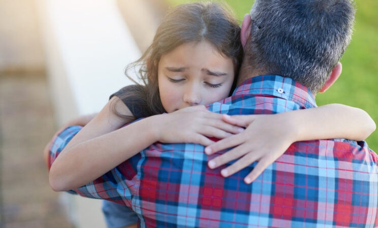 Дочь рыдает, а отец бежит на детскую площадку. Но как вести себя взрослому с обидчиками ребенка?