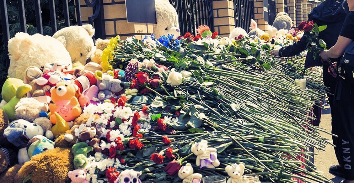 Три дня после трагедии в Казани. Истории погибших и спасенных