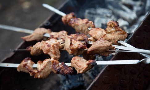 Готовим шашлык на даче. 5 правил безопасности