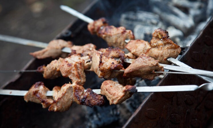 Готовим шашлык на даче. 5 правил безопасности