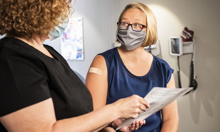 «Знакомый врач не советовал прививаться». 11 мифов о вакцинации от ковида