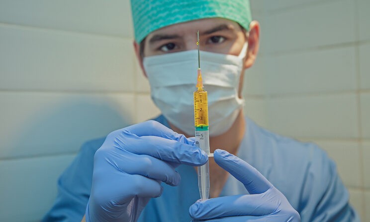 Якутия вводит массовую вакцинацию. Что это такое и почему люди не прививаются?