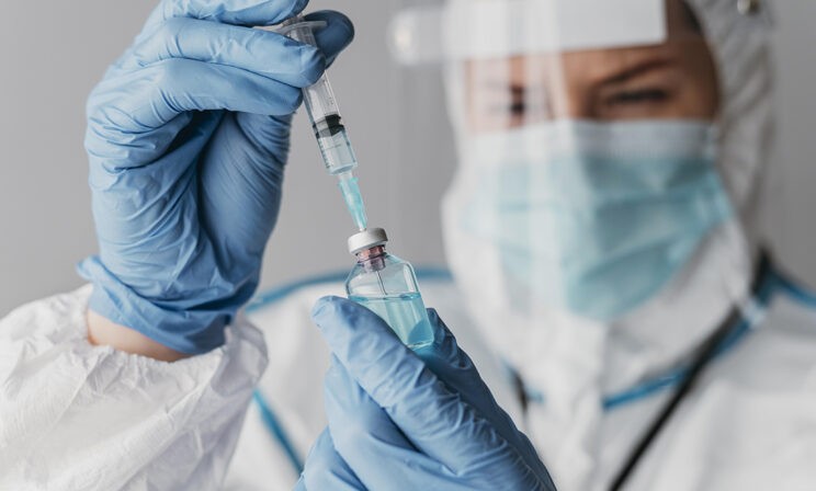 «Одна вакцина против всех штаммов». Разработчики «ЭпиВакКороны» — о том, как она устроена