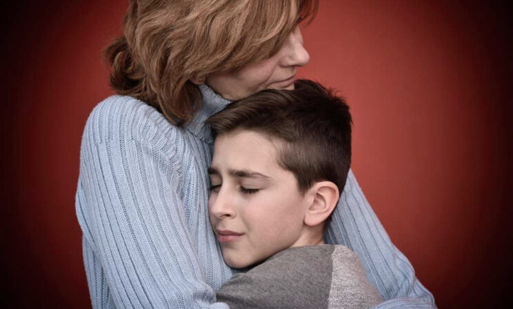 «Хочется защитить ребенка любой ценой». Как справиться с тревогой после трагедии в Перми?