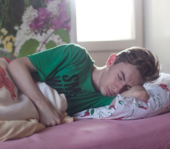 «Не могу разбудить сына в школу». 5 способов наладить сон