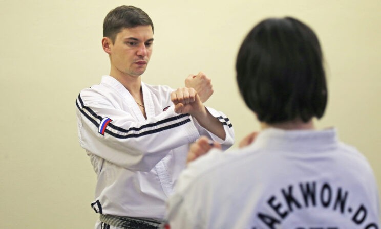 «Мама сказала, что его никуда не берут». Как тренер по тхэквондо помогает детям с аутизмом побеждать