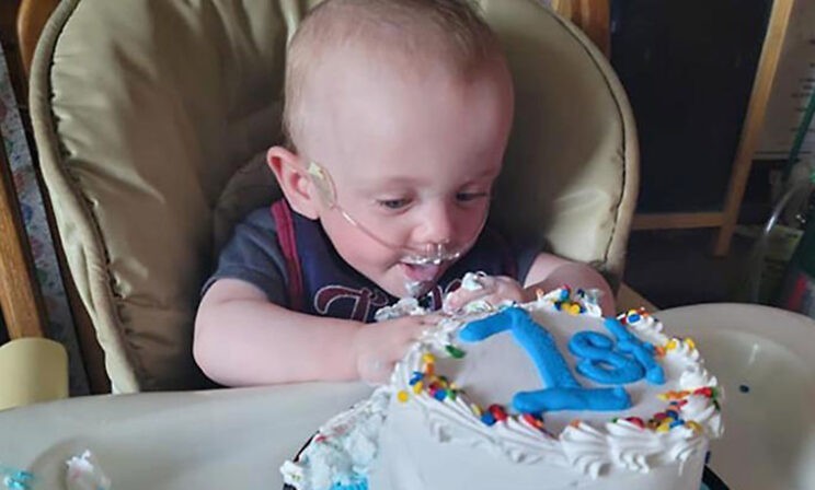 Врачи не надеялись, что малыш весом 300 грамм выживет. Но они ошиблись