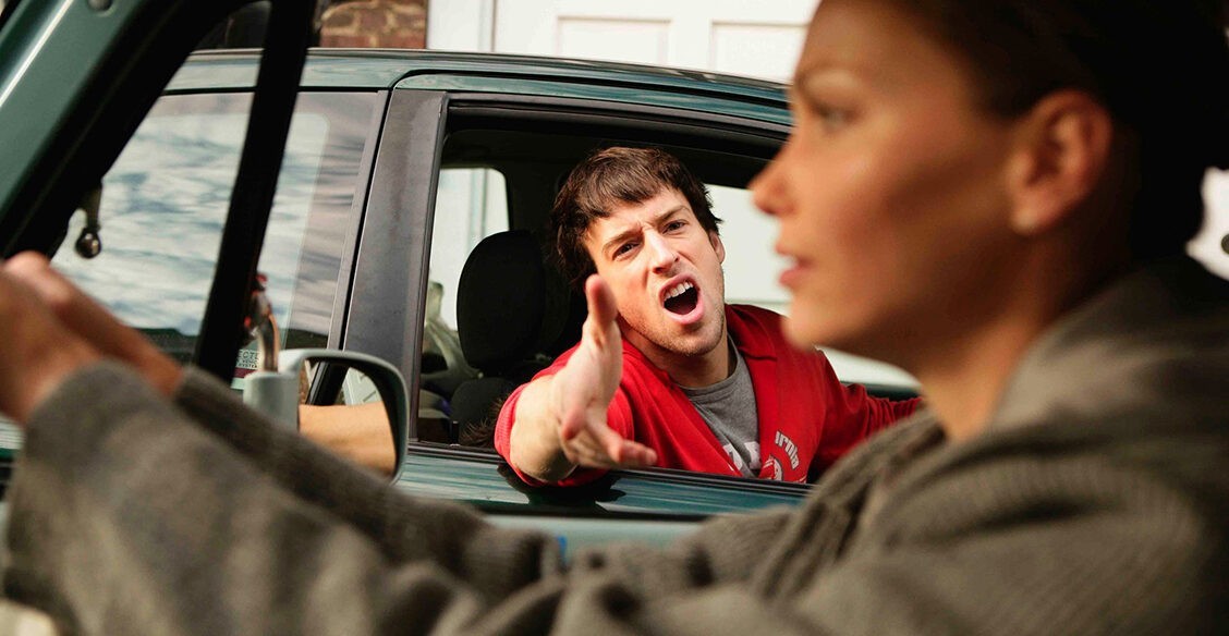 «Слышь, ты, брюнетка за рулем!» Мужик орал и что-то показывал мне в окно