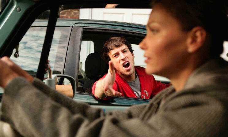 «Слышь, ты, брюнетка за рулем!» Мужик орал и что-то показывал мне в окно