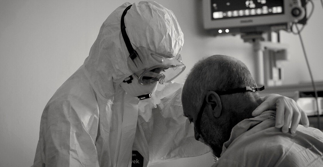 «Поверх защитного костюма надеваю крест». Истории священника из «красной зоны»