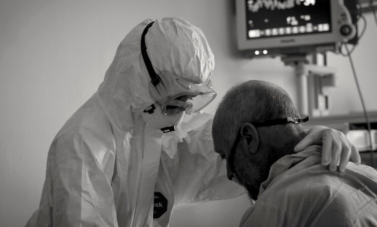 «Поверх защитного костюма надеваю крест». Истории священника из «красной зоны»