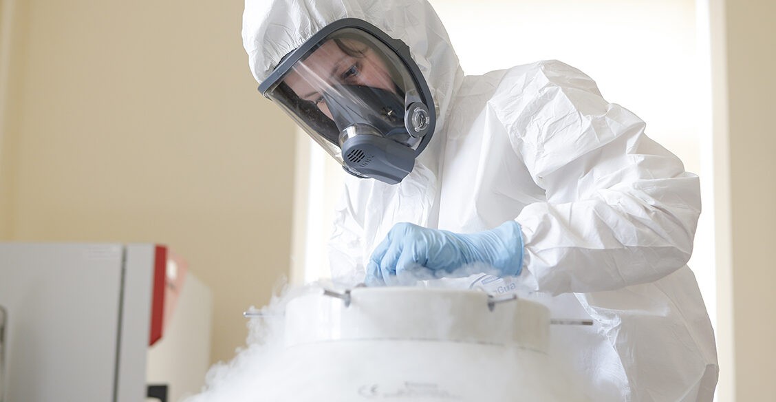 Об эффективности вакцин от COVID-19 не собирают данные. К чему это приведет?