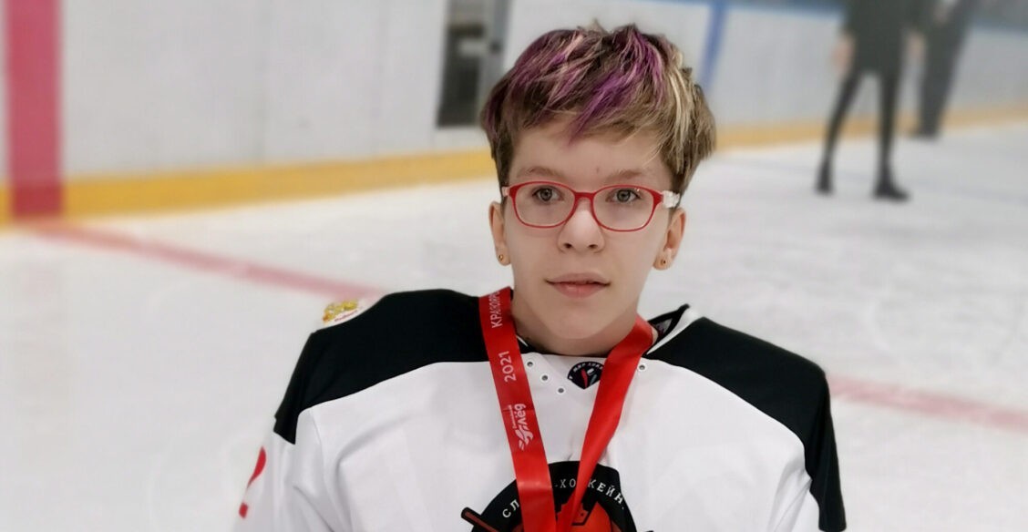 «Весь стадион скандировал имя моей дочери». Как девочка с ДЦП покорила лед