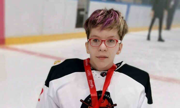 «Весь стадион скандировал имя моей дочери». Как девочка с ДЦП покорила лед