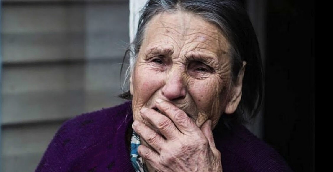 «Это же сын — вдруг его в тюрьму посадят». Как пожилых людей бьют и лишают денег собственные дети