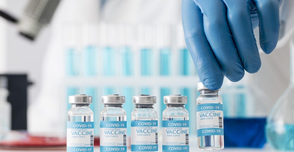 В России растет заболеваемость коронавирусом, во многих странах — падает. Как это связано с темпами вакцинации?