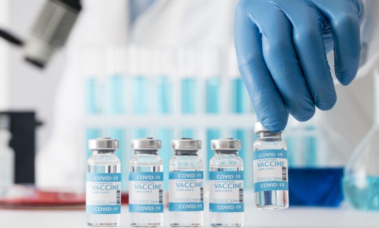 В России растет заболеваемость коронавирусом, во многих странах — падает. Как это связано с темпами вакцинации?