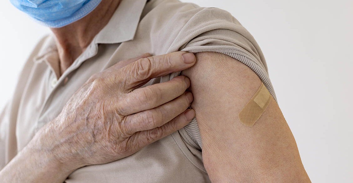 Прививка от ковида пожилым людям. 7 частых вопросов и ответы врачей