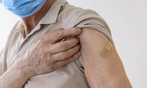 Прививка от ковида пожилым людям. 7 частых вопросов и ответы врачей