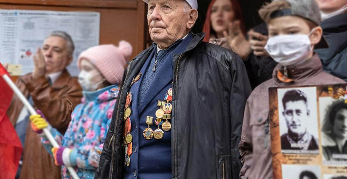 «Я был ранен осколками в бок и челюсть, но продолжал вести бой». Ветерану Абраму Миркину — 100 лет