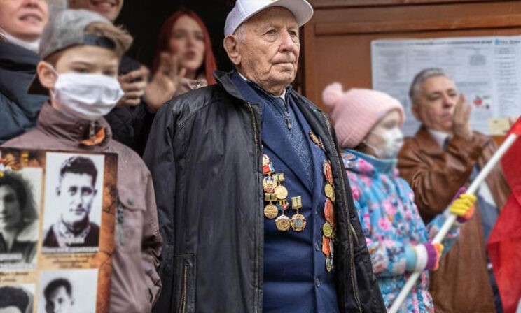 «Я был ранен осколками в бок и челюсть, но продолжал вести бой». Ветерану Абраму Миркину — 100 лет