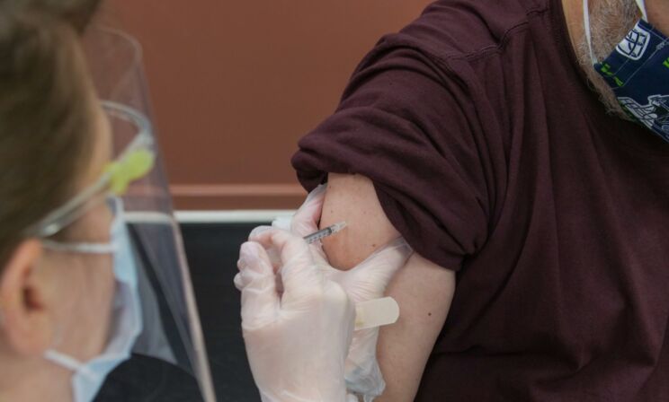 «Не привился — сиди дома пару лет». Врачи — о том, как ускорить вакцинацию от ковида