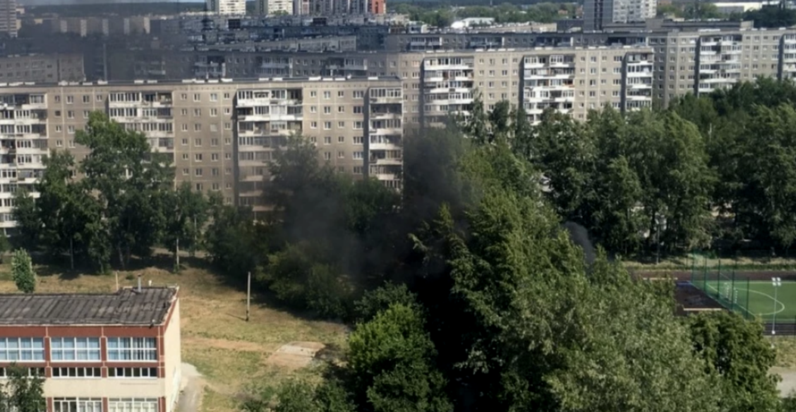 «Вокруг черный дым, а люди стоят и смотрят». Учитель из Екатеринбурга спас от пожара две школы