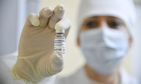 «Есть ли риск от вакцины?» — почему это неверный вопрос. Иммунолог Борис Рейзис