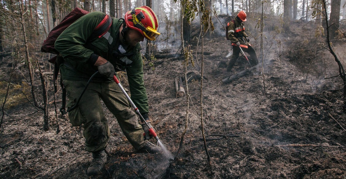 «От раскаленной земли плавились сапоги». Как добровольцы тушат лесные пожары в Якутии