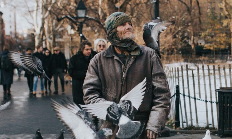 «Бомжиху в храм?!» Как бездомная чуть не умерла у ворот церкви