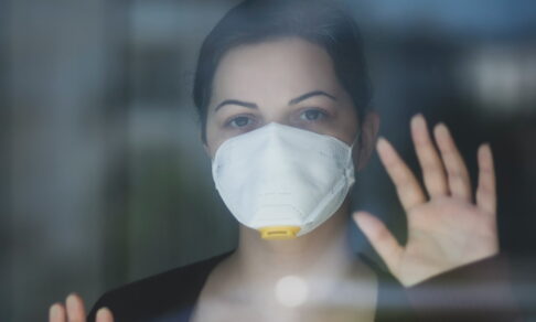 Девушка в маске за стеклом