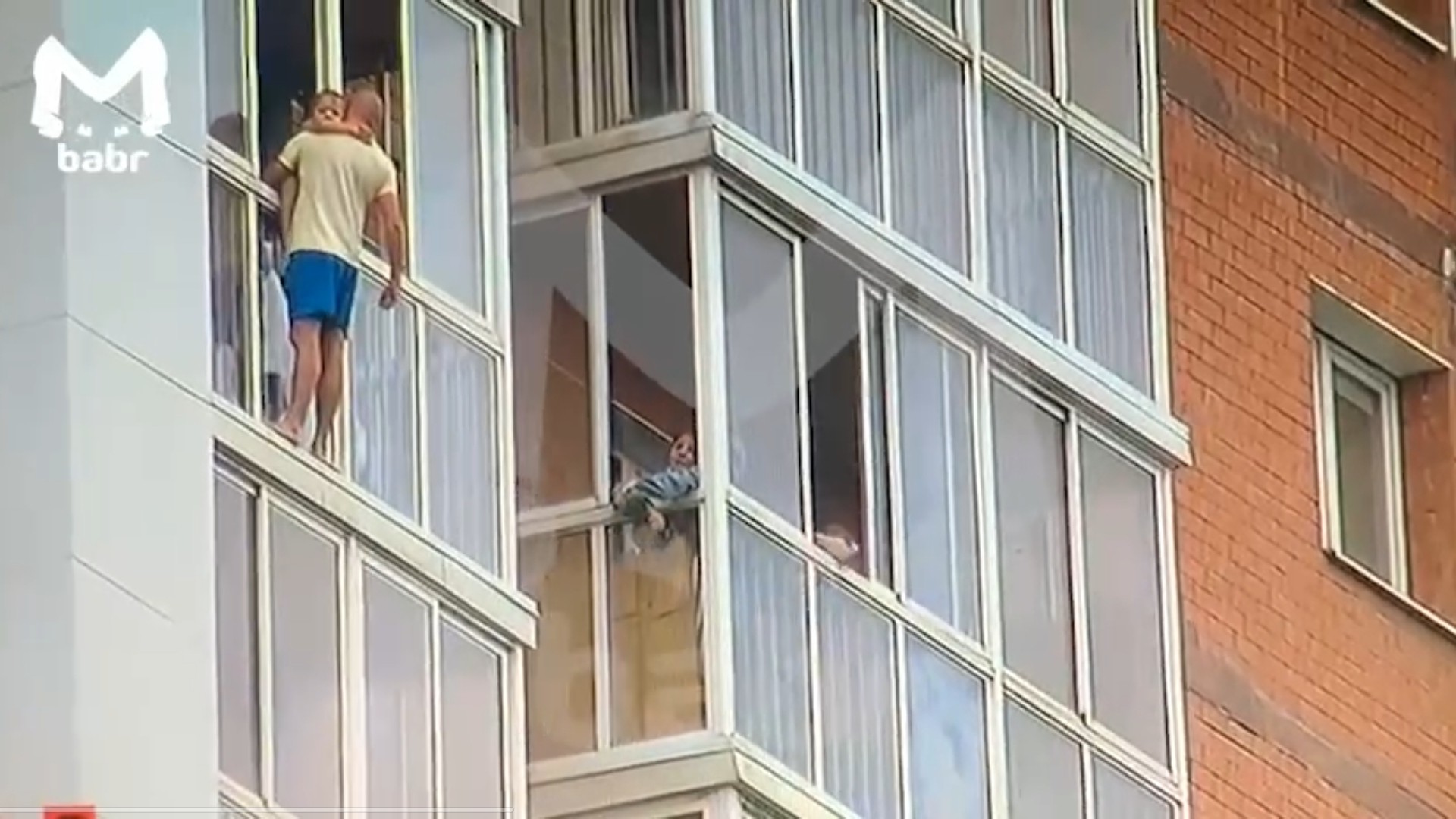 С балкона видны были. Терентьев Иркутск. Мужик на балконе. Ребенок на балконе.