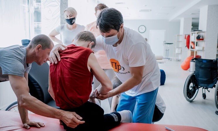 «Ребенок сидит во взрослой коляске и весь перекошен». Систему реабилитации в стране нужно менять