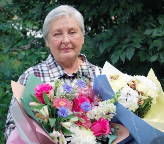 «Ребенок мог разбиться на моих глазах». Светлана Санарова поймала выпавшего из окна малыша