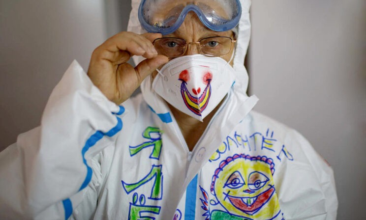 «Может быть, вас помыть?» Как банкир стал волонтером в красной зоне