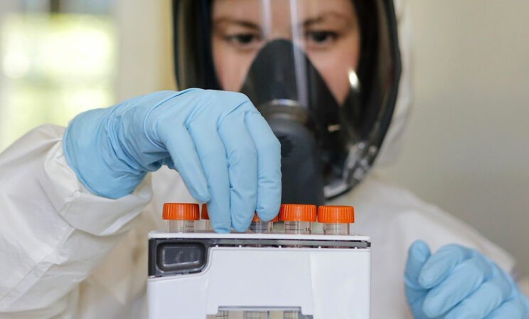 «Болеть будут, но не тяжело, потому что привиты». Артемий Охотин — о первом независимом исследовании «Спутника»