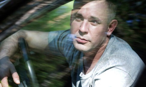 «Мне говорили: сдавай родителей в интернат». Дмитрий не может ходить, но ухаживает за лежачим отцом