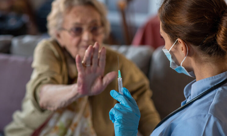 «От этой экспериментальной жижи люди умирают». 10 мифов об опасности вакцины от ковида