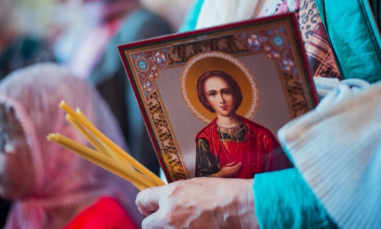 «Вам не нужна операция». 5 историй о помощи целителя Пантелеимона