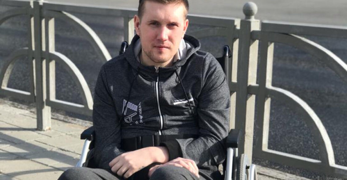 Груз из КАМАЗа выпал прямо на машину Дмитрия