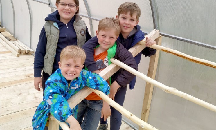 У Ани к школе — новый модный рюкзак. А Маша свой очень ждет